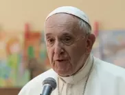 Ето чии крака целуна папа Франциск с молба за мир (СНИМКИ)