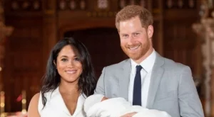 Хари и Меган показаха бебето (СНИМКИ, ВИДЕО)