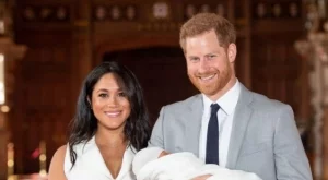 Хари и Меган представиха сина си пред света (СНИМКИ)