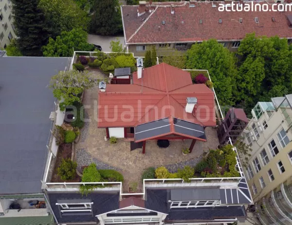 ВИДЕО: Къща като от приказките на покрив на блок в "Лозенец"