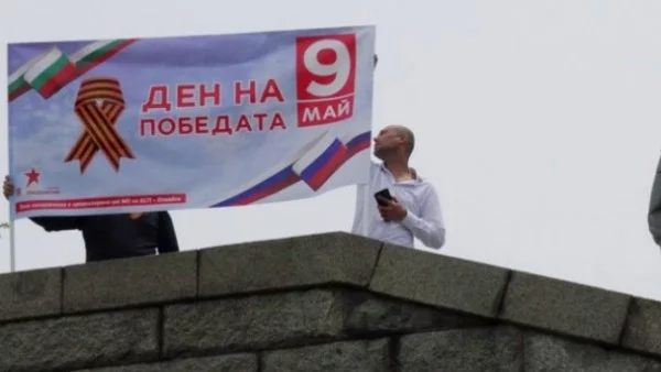 Цветя пред паметника на Альоша в Пловдив за Деня на победата