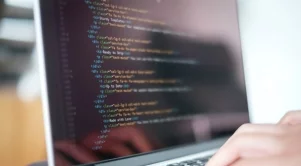 Лаптоп, заразен с най-известните вируси, бе продаден за 1,3 млн. долара