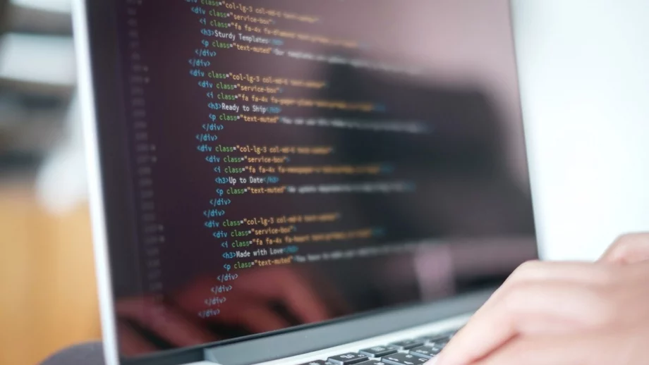 Лаптоп, заразен с най-известните вируси, бе продаден за 1,3 млн. долара