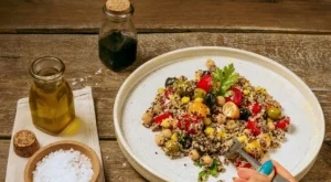 Салата с киноа и домати