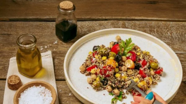 Салата с киноа и домати