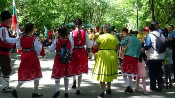 Народен събор в Лаута - песни, танци и дим от скари (ВИДЕО)