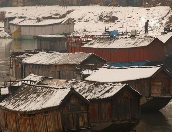 Сняг блокира долина в Индия, 300 яка загинаха от глад