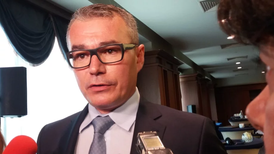 Тол таксите вдигат цените на горивата, надеждата е в курса на долара