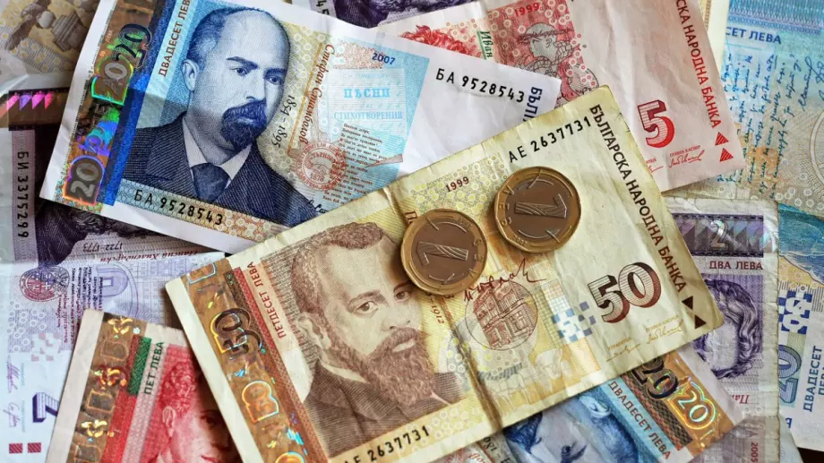 Вместо за инвестиции държавата харчи за заплати, пенсии и помощи