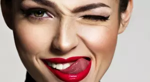 Вечерен виц: В колата се возят идеалният мъж и идеалната жена