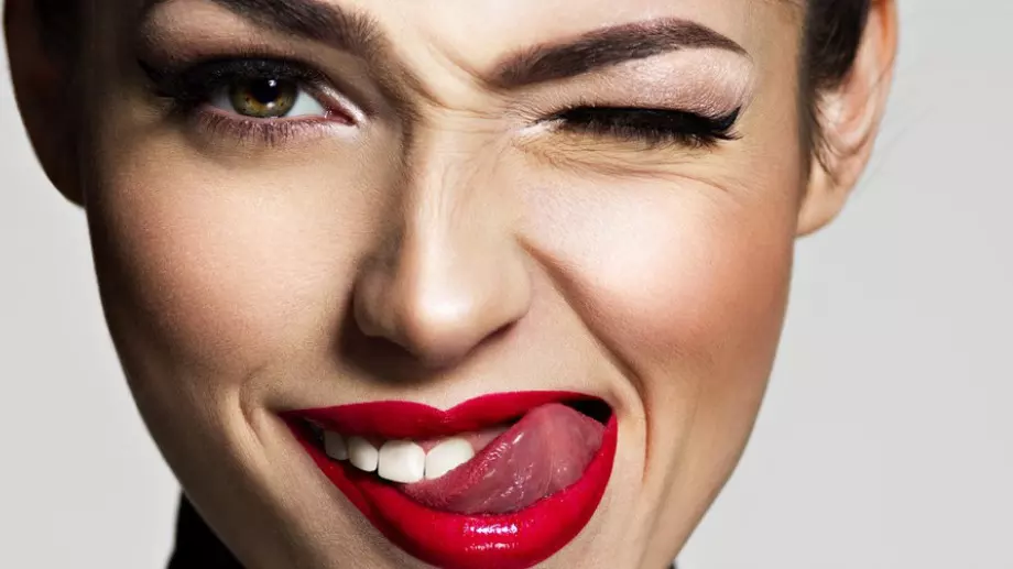 Вечерен виц: В колата се возят идеалният мъж и идеалната жена