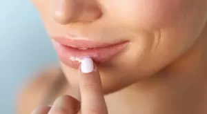 Какво се случва с устните, ако нанасяте балсам твърде често