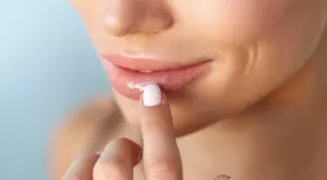 3 природни средства, които лекуват напукани и сухи устни