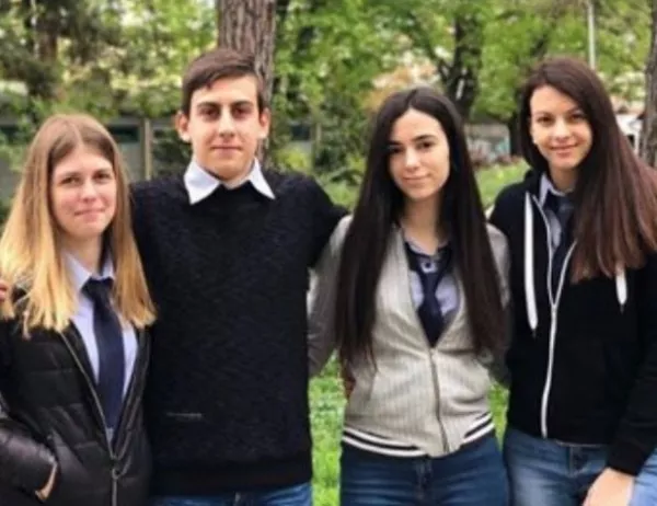 Ученици от Русе разработиха мобилно приложение, спасяващо ги от раниците 