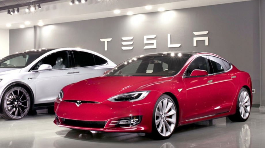 Акциите на Tesla Inc поевтиняха с около 5 на Уолстрийт