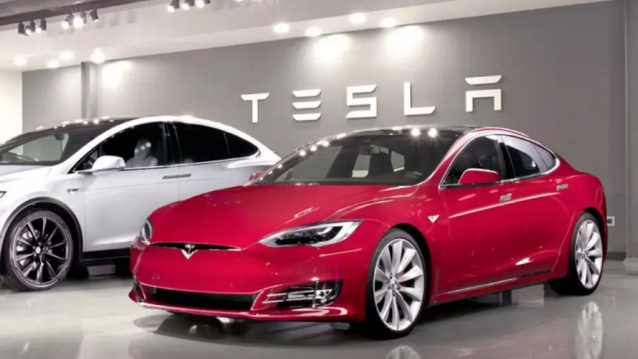 Спад на акциите на Tesla след фатална катастрофа с електромобил на компанията