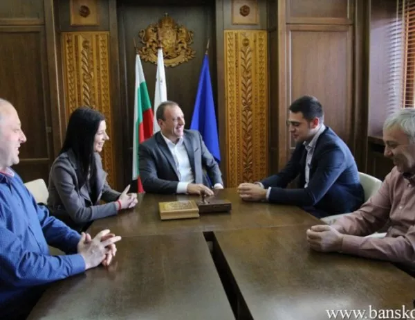Абитуриенти седнаха в стола на кмета на Банско