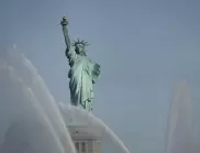 Статуята на Свободата пристига в пристанището на Ню Йорк