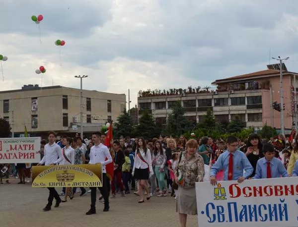 Първи розобер и празничен парад за 24 май в Казанлък