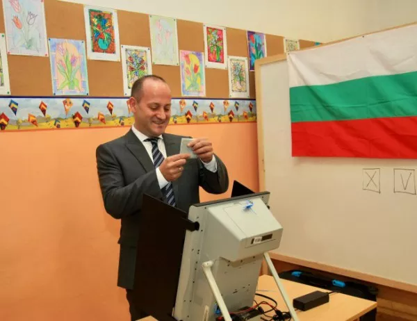 Засега: "Демократична България" слезе под 7%, Иванчева води стабилно на НФСБ и "Атака"