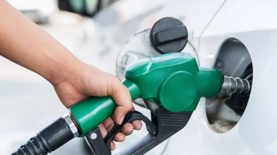 Колко струват горивата в България сред срива на петрола?