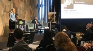 Регионалният министър иска да се намери начин хората да не напускат по-малките места