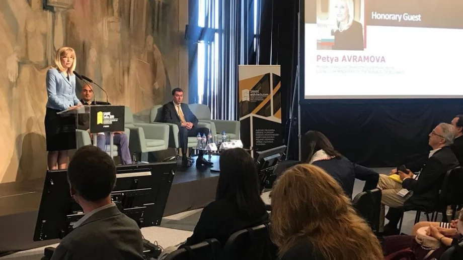 Регионалният министър иска да се намери начин хората да не напускат по-малките места