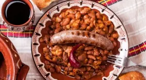 Боб с наденица по селски