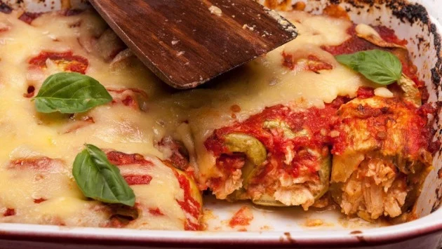 Запечени рулца от тиквички с пилешко месо