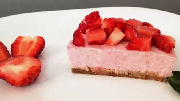 Малко калории с много любов: Ягодов чийзкейк без захар