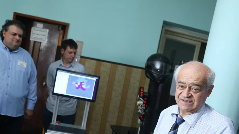 Учени от БАН представиха разработени от тях роботи (СНИМКИ)