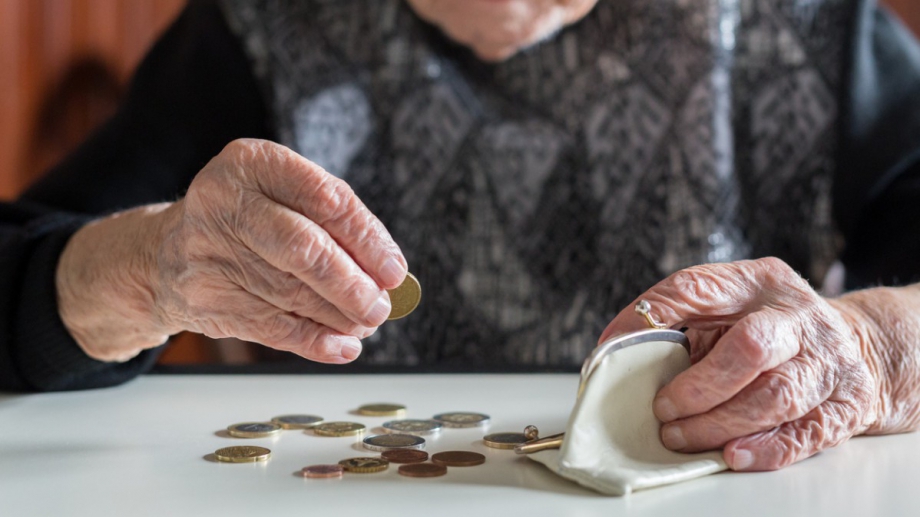Най-бедните пенсионери ще получат по 120 лева за храна от