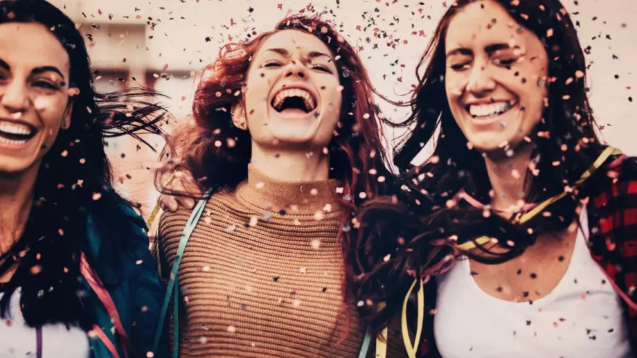 Виц за добро утро: Една блондинка си поръчала ваза