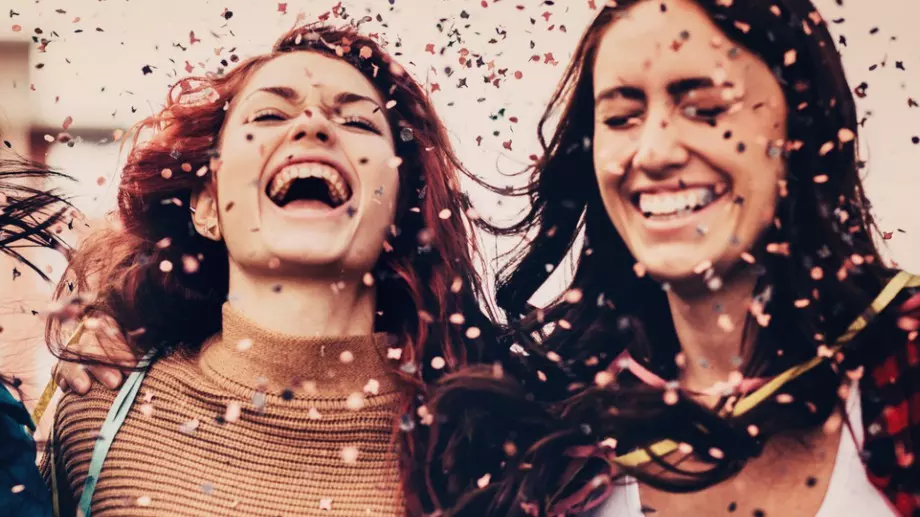 Виц на деня: При фризьор