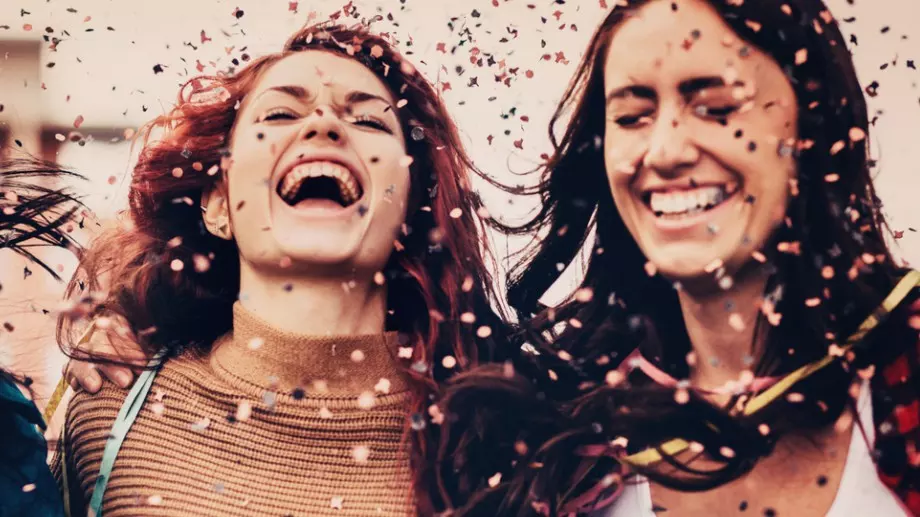 Вечерен виц: Брюнетка и една блондинка украсяват елха