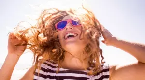 Женски виц за 18 март, 2024 г.: Вървят блондинка и брюнетка