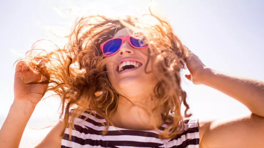 Женски виц за 18 март, 2024 г.: Вървят блондинка и брюнетка