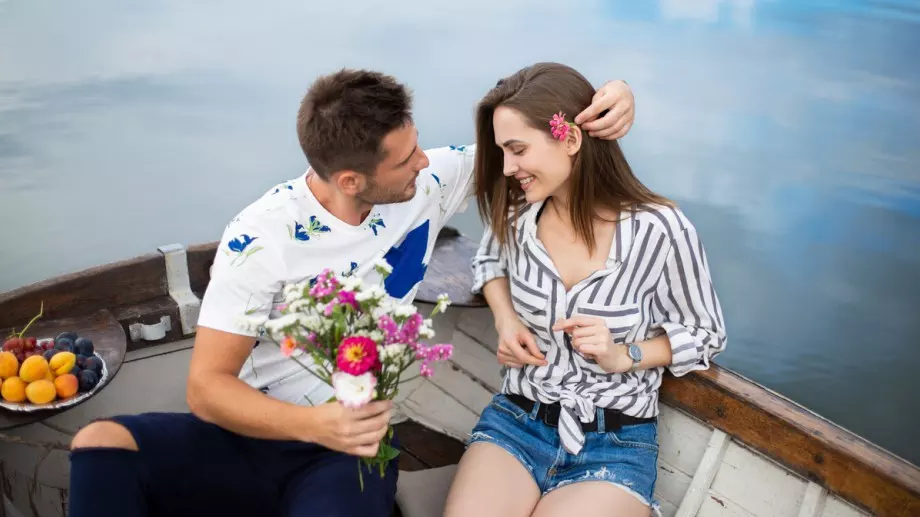 Как се държи една влюбена жена, която се страхува директно да признае чувствата си   