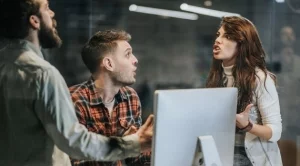 Какво прави атмосферата на работното място токсична   