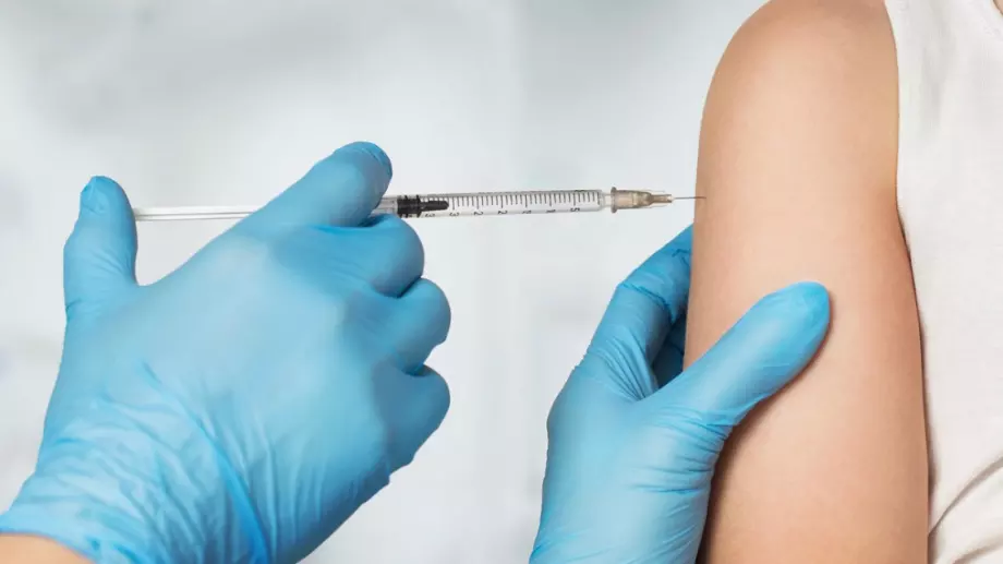 Допълнителни половин милиард долара ускоряват производството на китайска анти-COVID ваксина