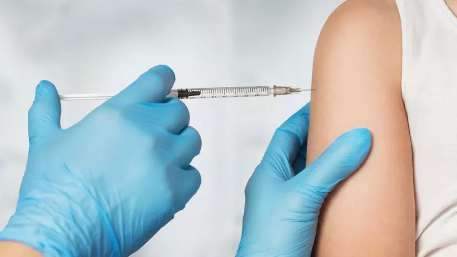 САЩ започват проучване на риска от алергична реакция при ваксините Moderna и Pfizer 