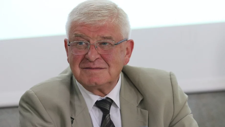 Предлагат заплатите на санитари, сестри и лекари да бъдат 1 : 1,7 : 2,2