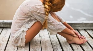 Аз съм момичето, което потъва в дебрите на мълчанието си