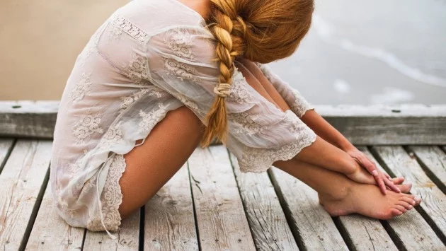 Аз съм момичето, което потъва в дебрите на мълчанието си