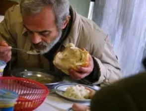 Казанлъшки младежи осигуряват топла супа и за хора в нужда