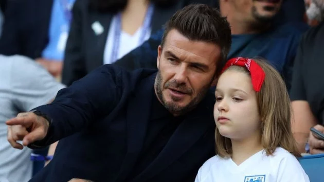 Бекъм отново разбули духовете, целуна дъщеря си по устата (снимка)