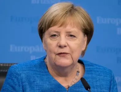 В първия си ден в пенсия Меркел се отдава на шопинг, но и на работа