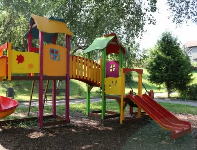 Родители се страхуват, след като кола се вряза в детска площадка в Сливен