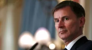 Джереми Хънт заменя Куази Куартенг, поема финансите на Великобритания