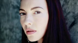 Криста Бел от "Туин Пийкс" се завръща в България